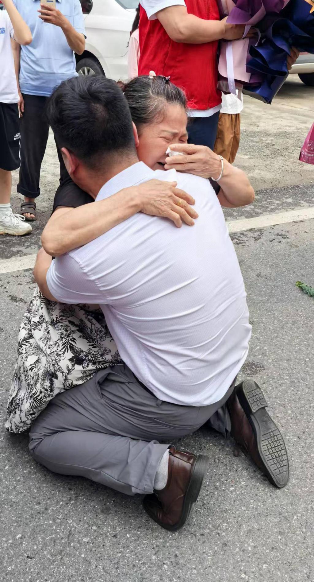 跪地相拥泣不成声！湖南妈妈刷到被拐30多年儿子视频遗憾错过相认，一年后儿子回家了  第2张