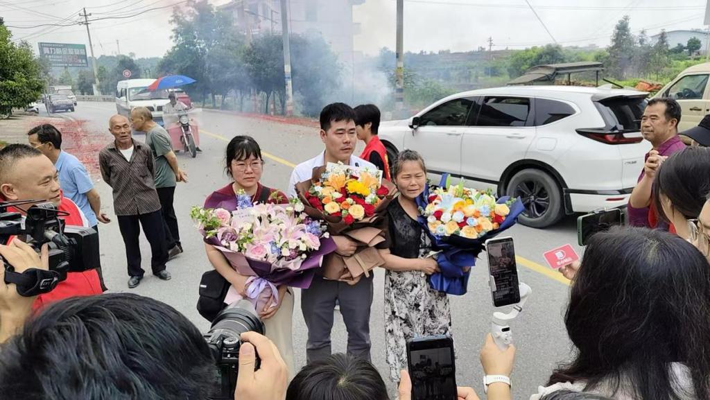 跪地相拥泣不成声！湖南妈妈刷到被拐30多年儿子视频遗憾错过相认，一年后儿子回家了  第1张
